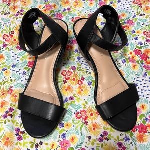 Kelly & Katie Elendra Wedge Sandals Women’s 7.5 Low Heel Wood Buckle